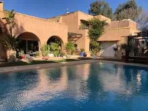 A louer une villa de maître avec piscine richement meublé à Chotrana 3 la Soukra