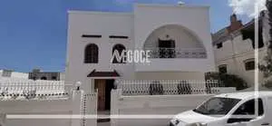  une villa S+5 sur trois niveaux,située à baraket sahel.