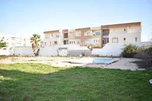 un terrain à vendre à soukra