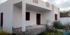 maison s+2 inachevée dans une zone calme à Hammamet Nord.