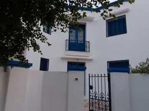 A louer RDC de villa indépendant (non meublé) à Houmet Souk Djerba avec Jardin