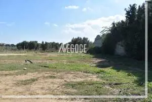  un terrain situé à Monchar au voisinage des maisons (100 mètres de la route