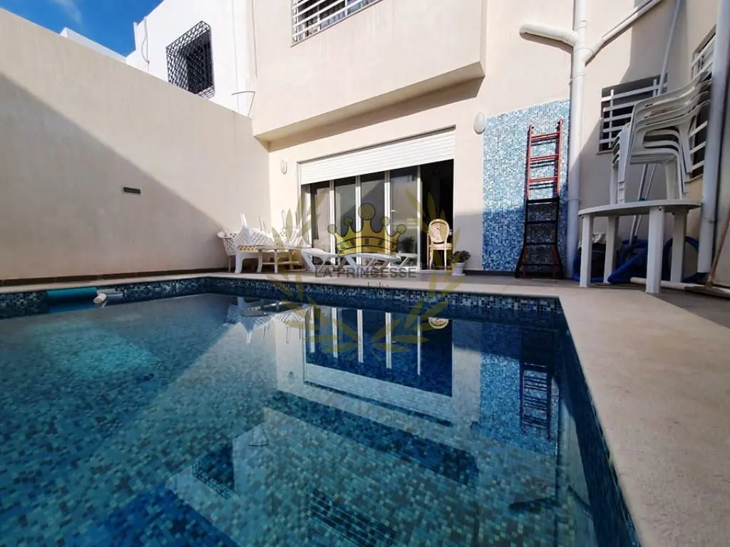 Vente - Duplex S+4 ave piscine à la Marsa