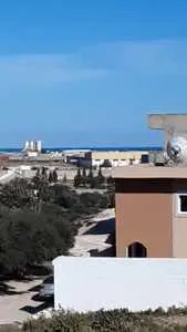 Un trés beau terrain vue sur mer derrière salle de fête legdamsi akouda