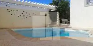 Rez-de-chaussée de villa meublé S+4 indépendant et avec une piscine,La Marsa