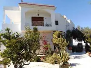 Villa avec grand jardin à Chotrana 1 La Soukra