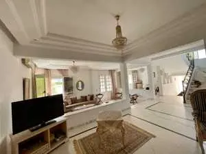 Villa de 390 m² à vendre à Ennasr 