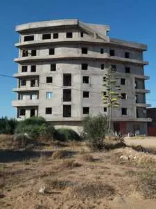 A vendreà Chatt Mariem à 1.5KM de la plage immeuble R+6 de 17 appartements.