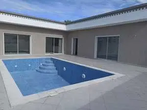 Villa moderne avec piscine à vendre en zone urbaine à Midoun