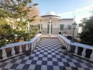 a vendre Maison au centre de Midoun