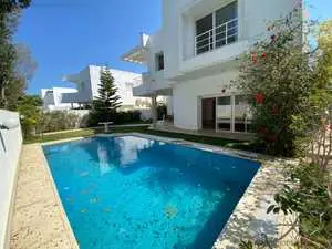 A Vendre villa s6 avec piscine et jardin à Hammamet
