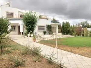 A vendre Villa de 400 m² sur un terrain de 1000 m² La Soukra