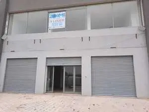 Un showroom de 210m² sur 2 niveaux à Mnihla sur la route principale