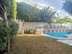 A louer villa sur 3 niveaux avec ascenseur,piscine et jardin à Mutuelle ville.