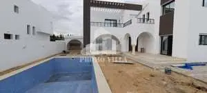 Belle villa haut standing terrain 500m² avec piscine à Hammamet 