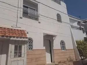 un bel appartement au réez de chaussé avec un Grande terrasse