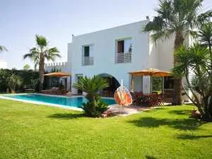 Villa meublée de 400m² sur un terrain de 900m² à yasmine hammamet 