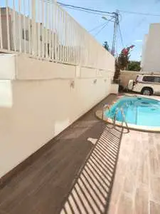 A louer par jour à La Marsa un Appartement Meublé S+1 avec jardin et piscine.