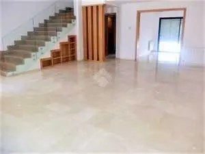 Triplex de 228 m²,à La Soukra