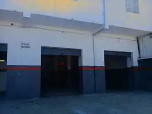 Location grand garages ouvert avec porte rideau électrique