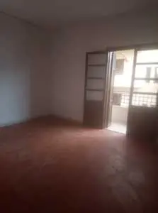 un appartement vide proche du passage 