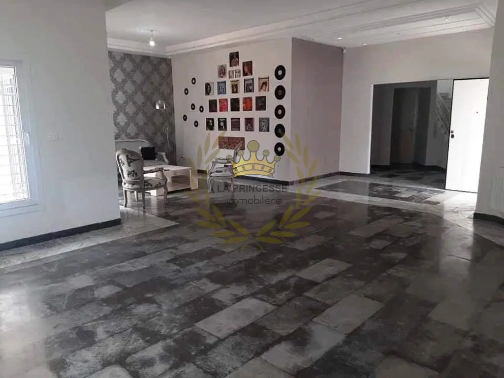 Location – Villa S+4 avec un jardin à la Soukra