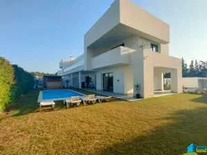 Villa S+4 avec jardin à la Soukra