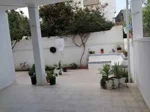 Grande villa de 2 étages avec abri de voiture à Hammamet 