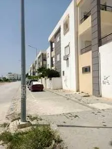 A vendre un locale commerciale 65m² RDC dans un immeuble a sidi saleh la soukra 