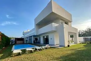 Villa avec piscine à la Soukra