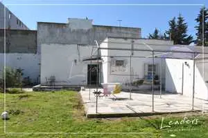 un terrain avec un studio dans un emplacement stratégique à la soukra.