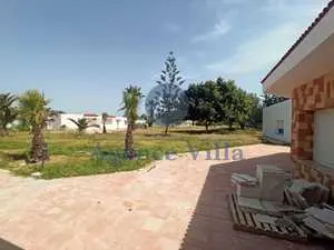 A louer une villa plein pied s+4 sur un terrain de 5000m² A La Soukra