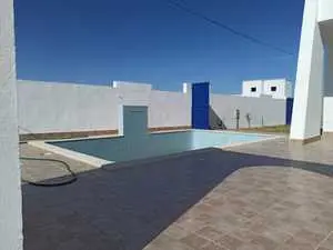 Magnifique maison plain pieds avec piscine et jardin à vendre a Djerba Midoun