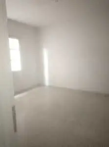 un appartement vide proche du passage 