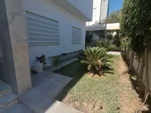 Duplex vide S+5 avec jardin à Cité Khalil Marsa