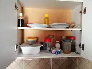 Meuble cuisine en bonne état et lustre à vendre