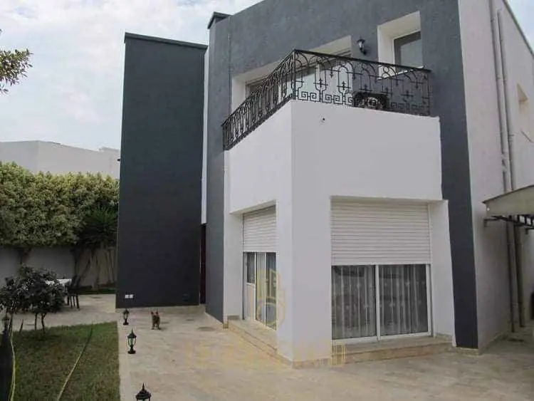 A Vendre Une Villa Duplex S+5 Située à Jinene Benikhiar