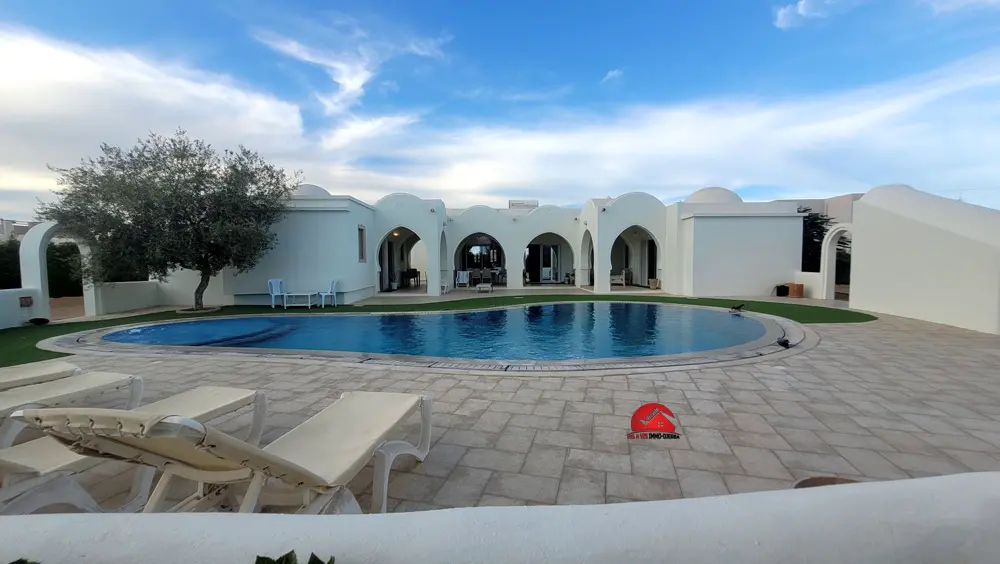 MAISON DJERBIENNE AVEC PISCINE À ARKOU DJERBA ZA - RÉF V602