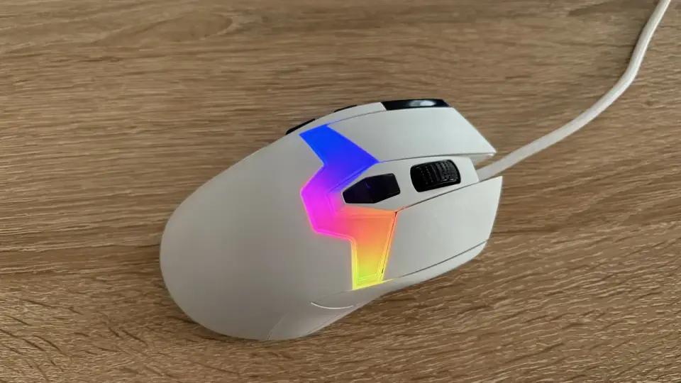 Lorgar MSP80 - ergonomicky je myš jednoznačně přizpůsobena pro praváky a neztratí se ani ve větší dlani