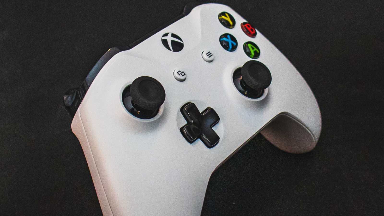 Tohle není vtip. Microsoft prodává roztomilou mikinu pro Xbox ovladač, zpraží vás však vysokou cenou