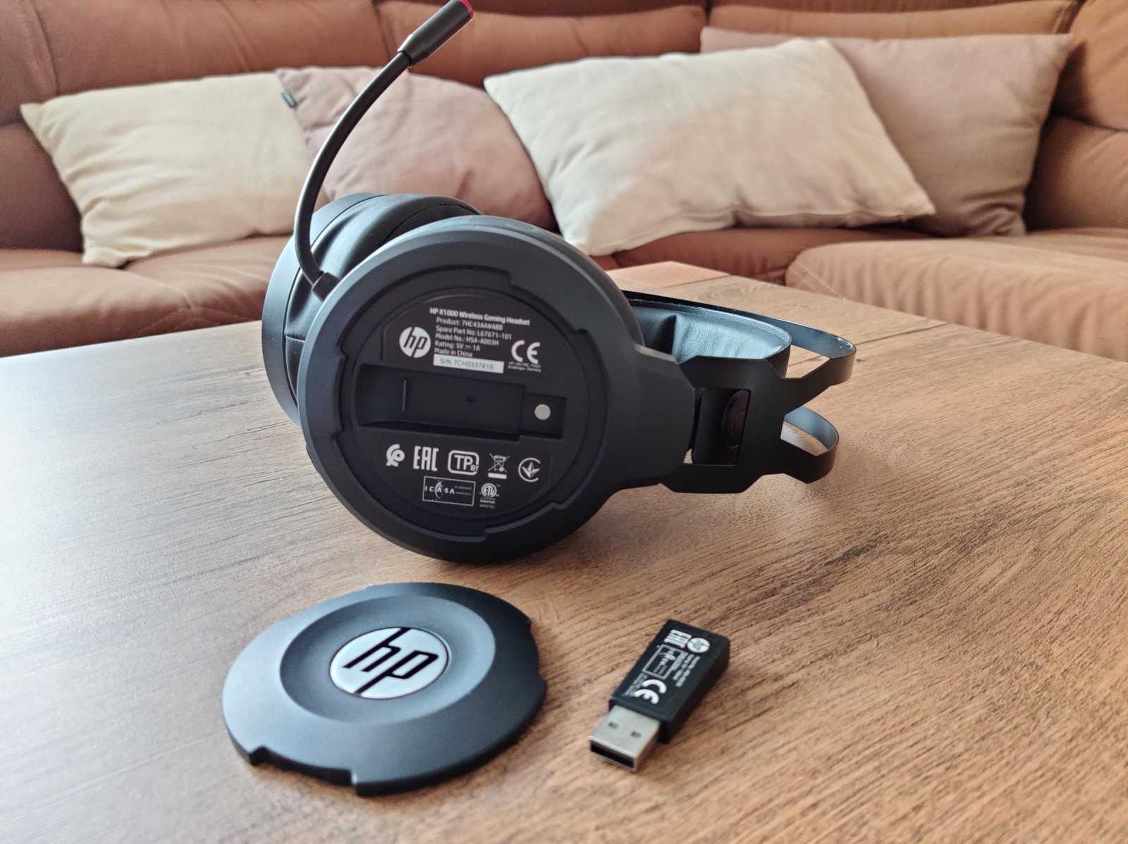 USB přijímač je šikovně schován pod levým náušníkem