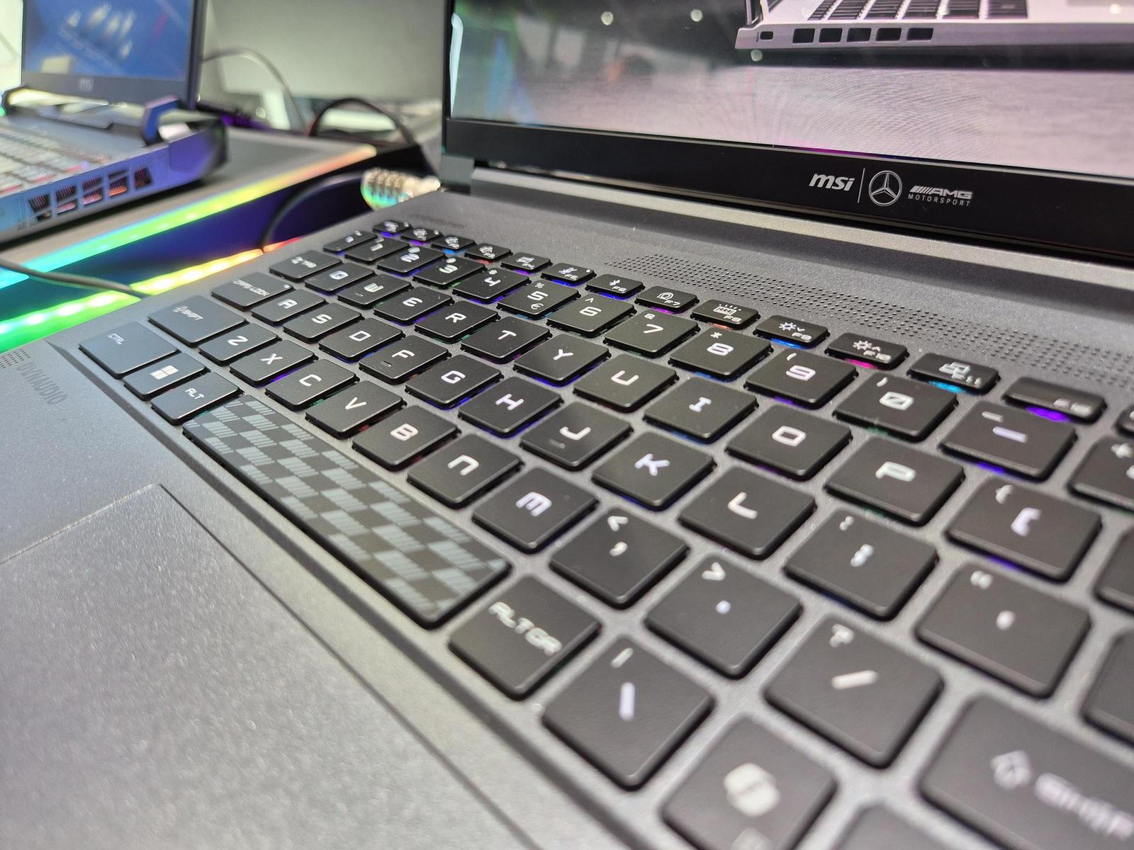 MSI přivezlo na Computex unikátní notebooky a dvě verze handheldu Claw