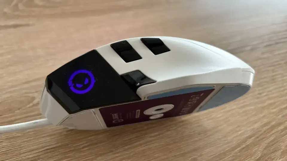 Lorgar MSP80 - na spodní straně je vidět senzor a také tlačítko, kterým se mění profily podsvícení