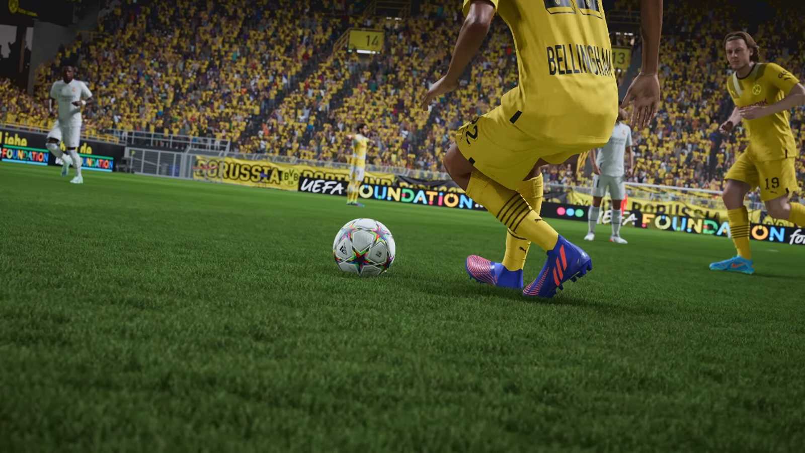 Do traileru FIFA 23 prosákl úsměvný bug, hráči na hřišti T-pózují