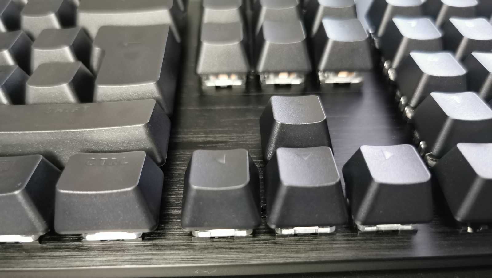 Recenze Logitech G413 SE, klasické klávesnice střední třídy