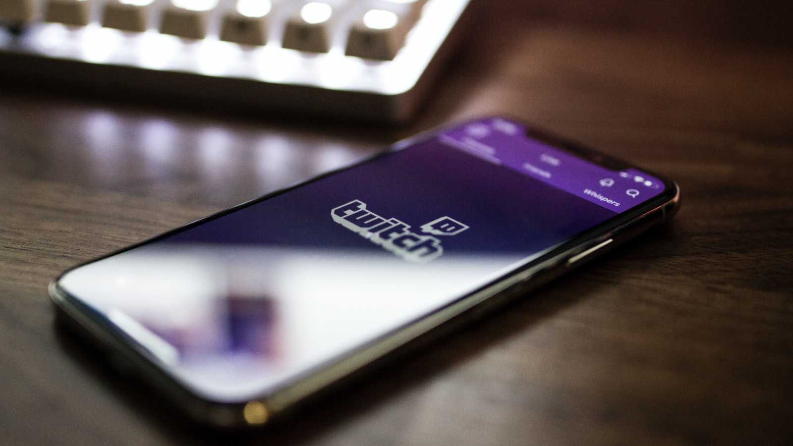 Twitch opět šlape vedle. Oznamuje masivní omezení lepších platebních podmínek pro streamery a láká na reklamy