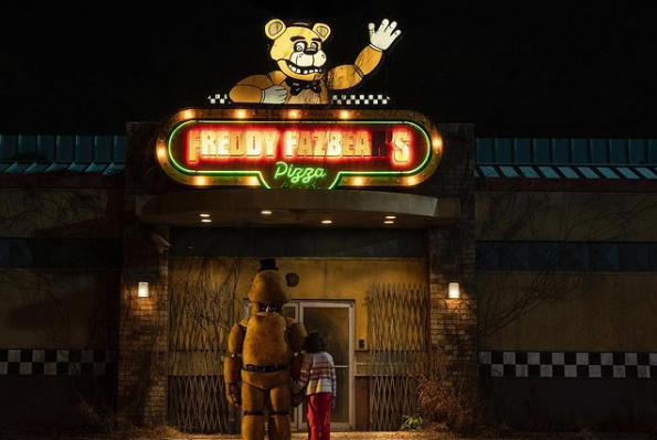 Filmové Five Nights at Freddy's zamíří do kin na podzim. První obrázek láká na strašidelnou animatroniku i věrnost herní předloze