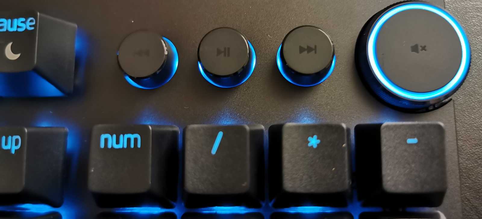 Recenze Razer Huntsman V2, prémiové klávesnice za prémiovou cenu