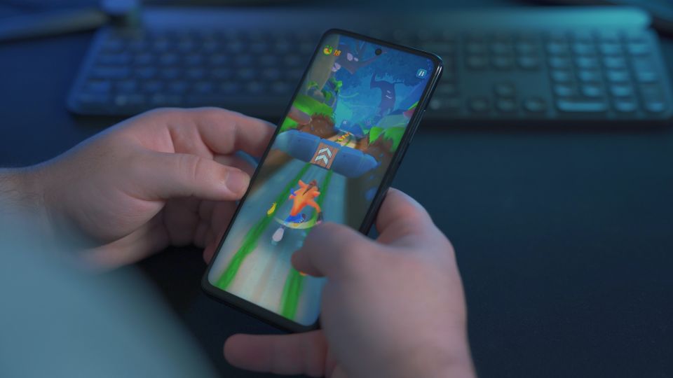 Co si zahrát na mobilu? Únorové novinky přinesou Doctora Who i dramatickou romantiku