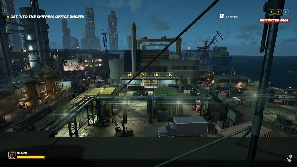 Kam jinam umístit uvítací tabuli Welcome to Rockay City než do skladů v docích?